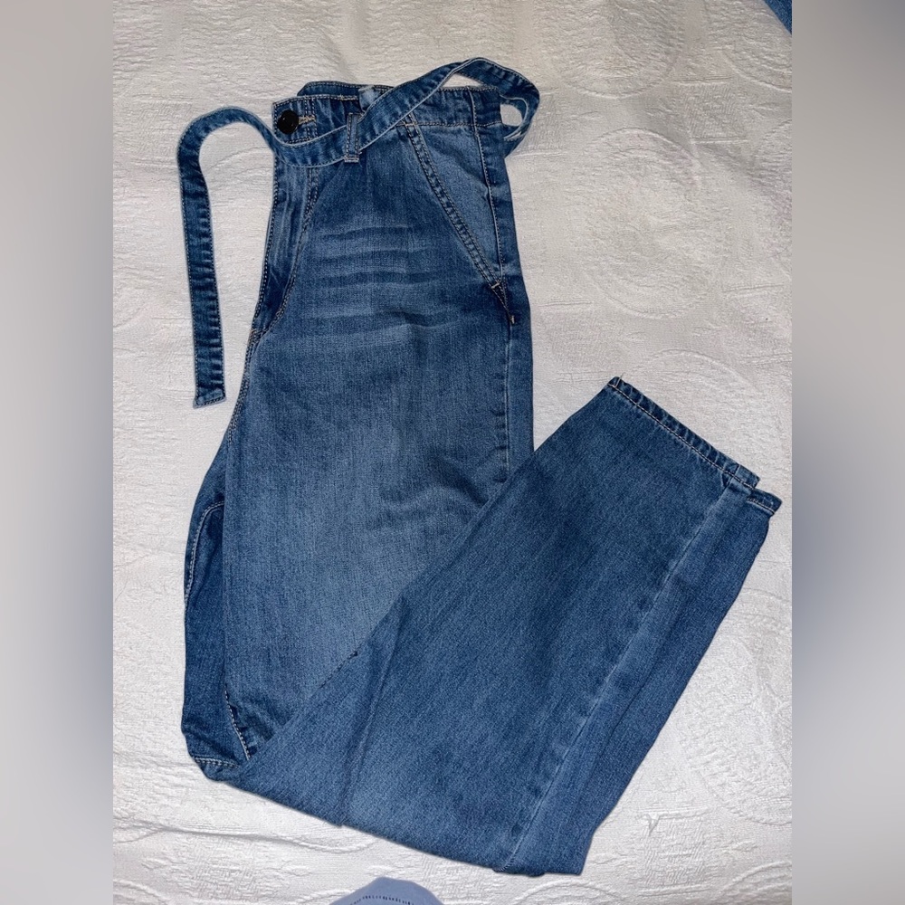 Tie jeans.